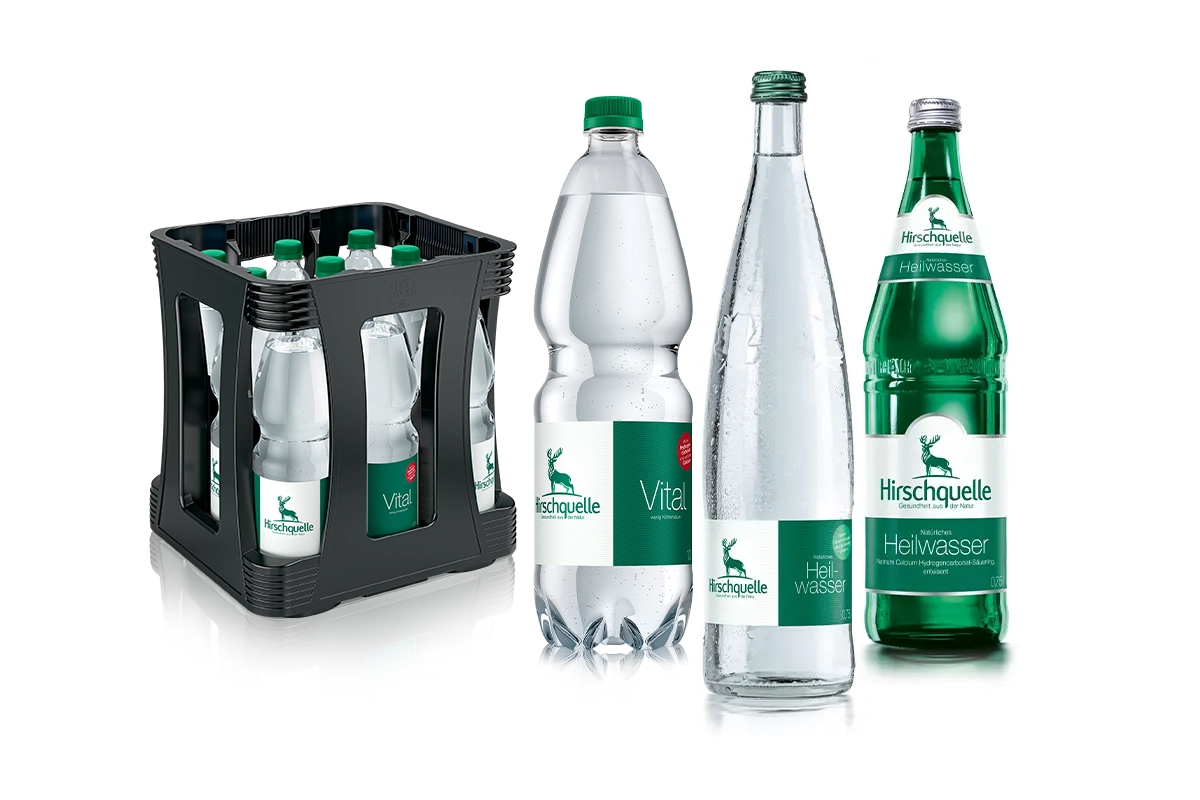 hirschquelle-downloads-produktabbildungen_2025 Sortiment von Hirschquelle: Heilwasser in Glas- und PET-Flaschen sowie ein Getränkekasten mit neuen Design-Elementen